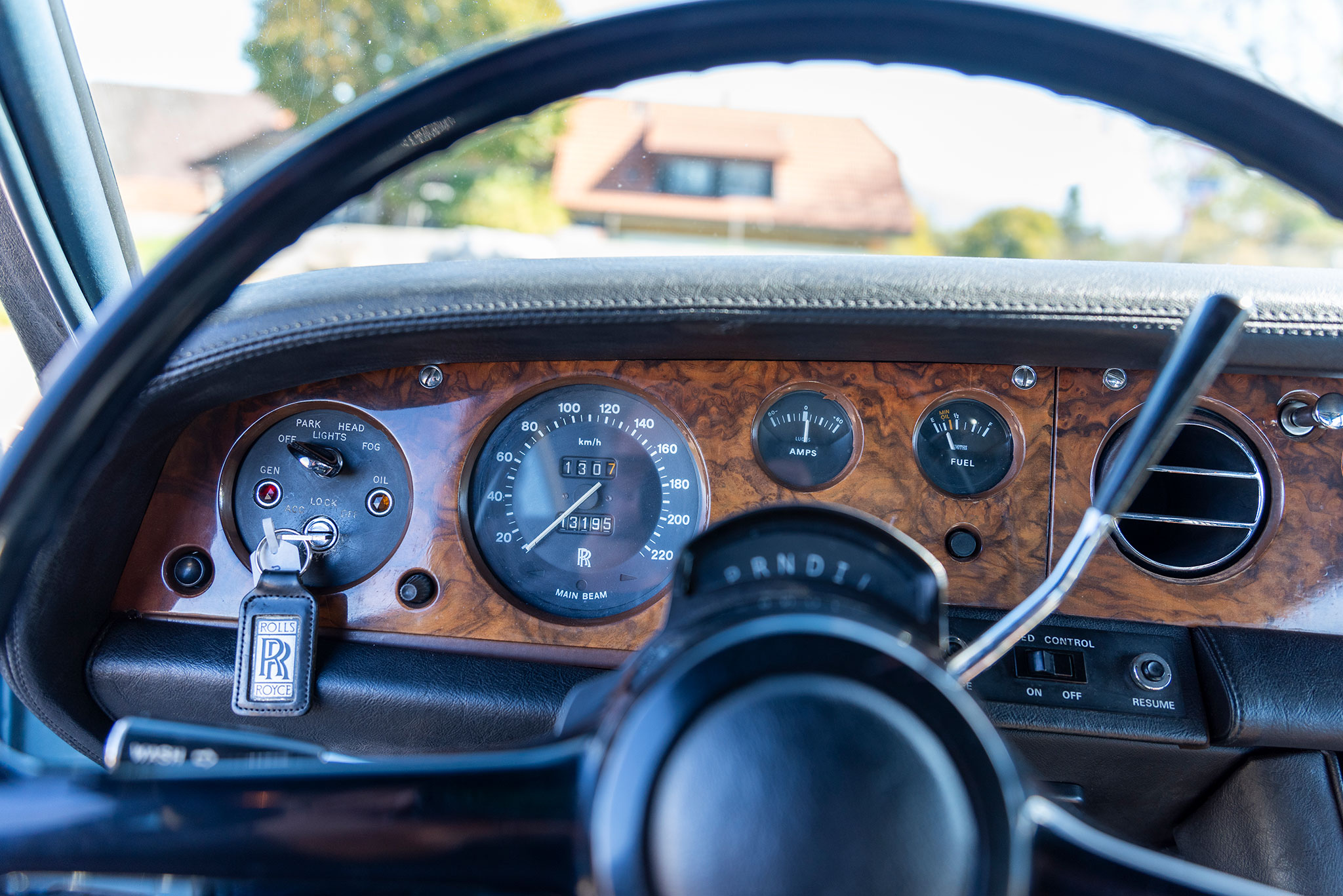 Un seul grand cadran pour indiquer la vitesse, et deux petits pour la batterie et l’essence – Rolls-Royce Silver Shadow.