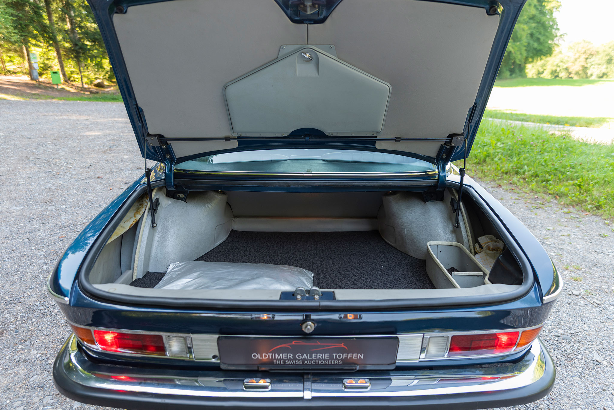 Coffre de 450 dm³ et passage de roues à surveiller sous les garnitures – BMW 3.0 CSI.