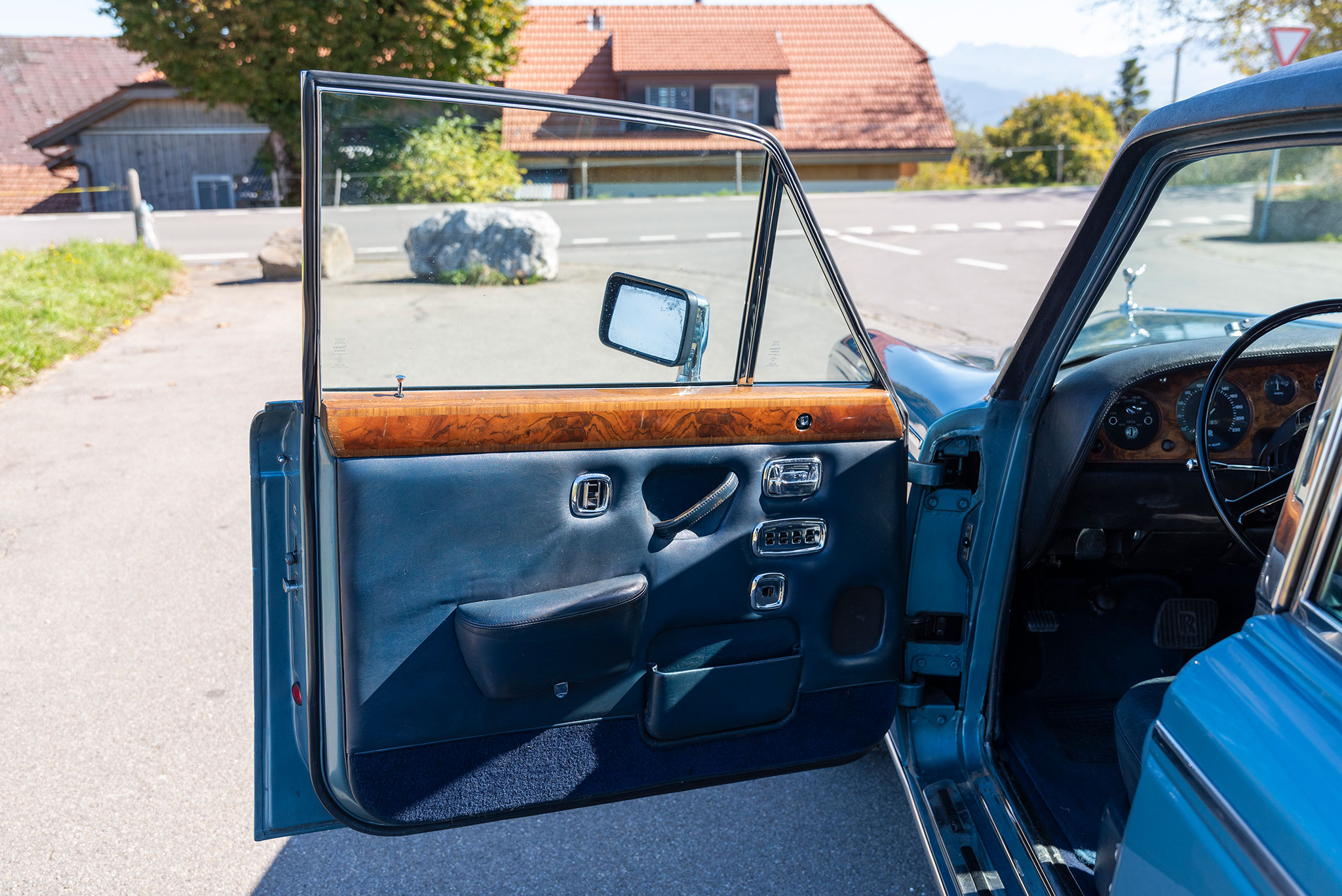 Cuir et bois sont les revêtements de base de toute Rolls-Royce – Rolls-Royce Silver Shadow.