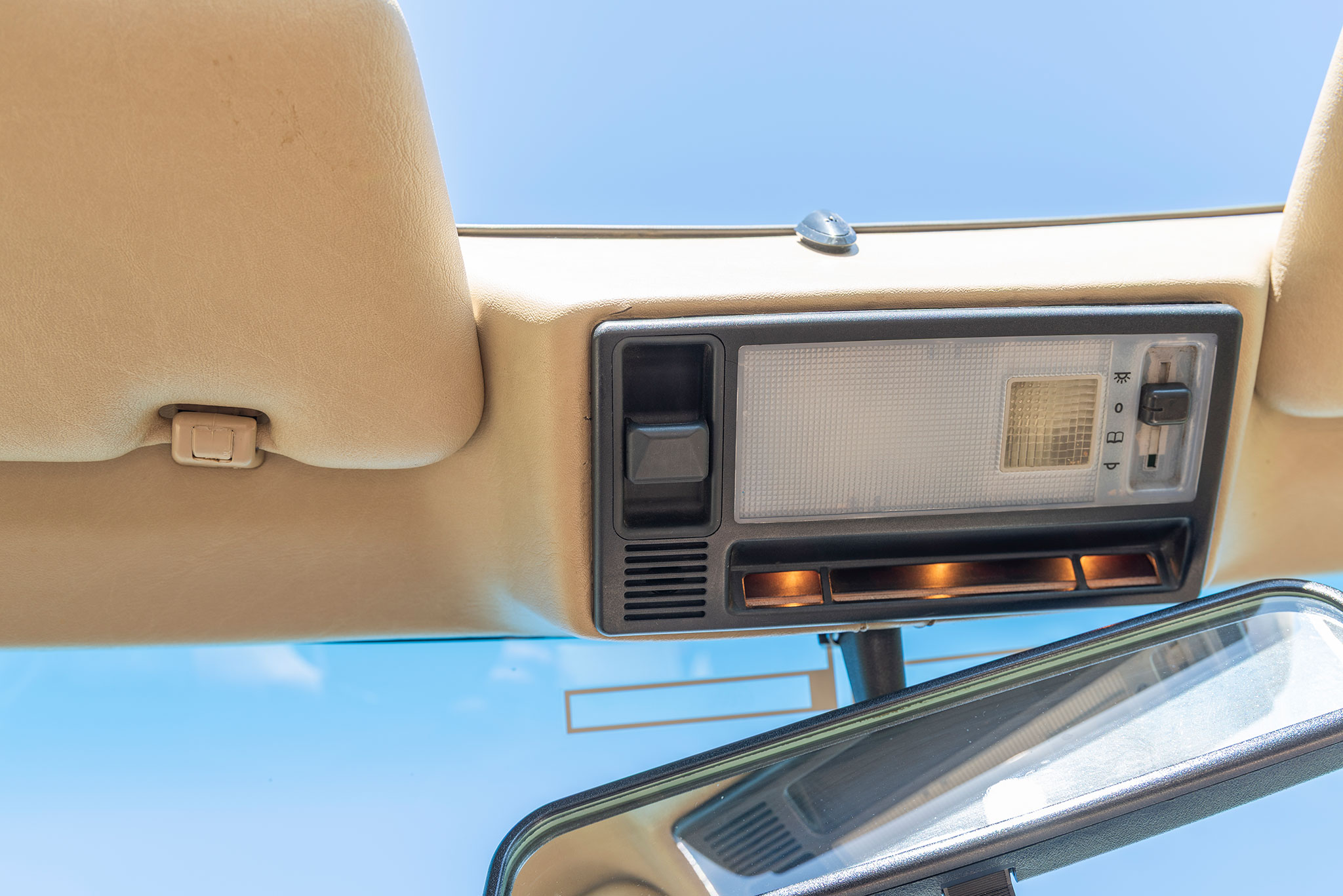 Détail intéressant, l’interrupteur de l’ancien toit ouvrant est utilisé pour la capote électrique – Mercedes-Benz 500 SEC Feldevert.