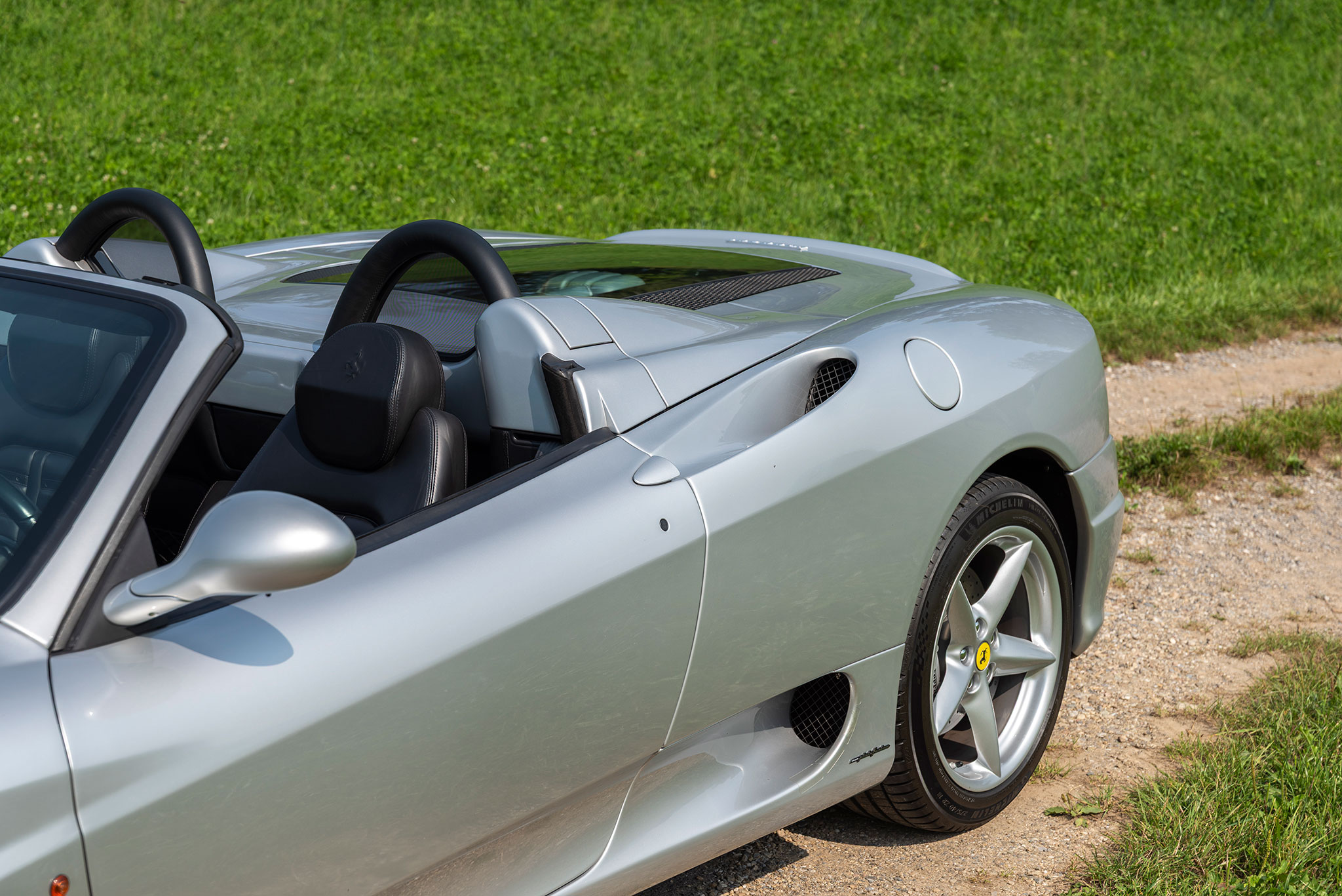 Deux prises d’air ornent les ailes arrières afin de refroidir le moteur V8 en position central – Ferrari 360 Spider.