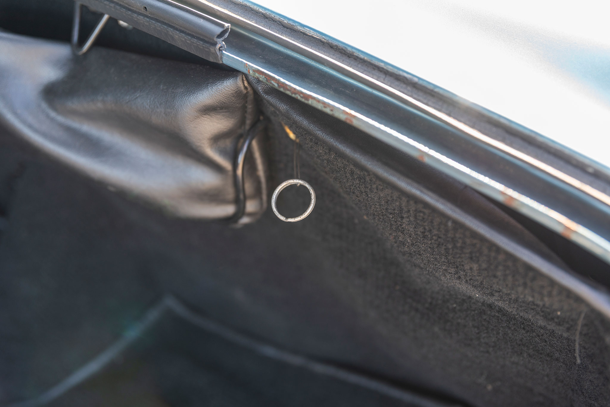 À quoi sert cet anneau situé à l’intérieur droit du coffre à bagages ? – Rolls-Royce Silver Shadow.