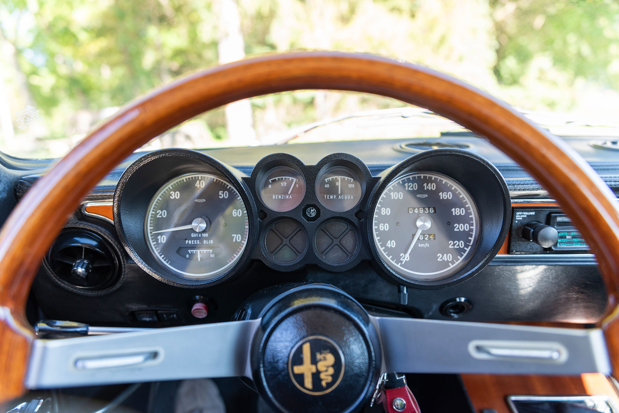 Le tableau de bord typique des Alfa de cette époque, tout y est – Alfa Romeo GTV 2000.