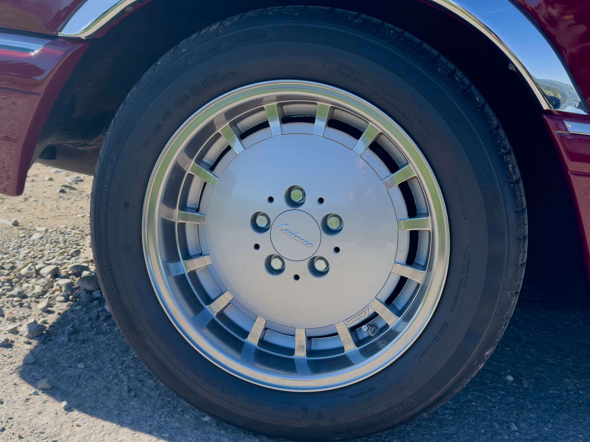 Les jantes Lorinser terminent en beauté le look général de cette voiture unique – Mercedes-Benz 500 SEC Feldevert.