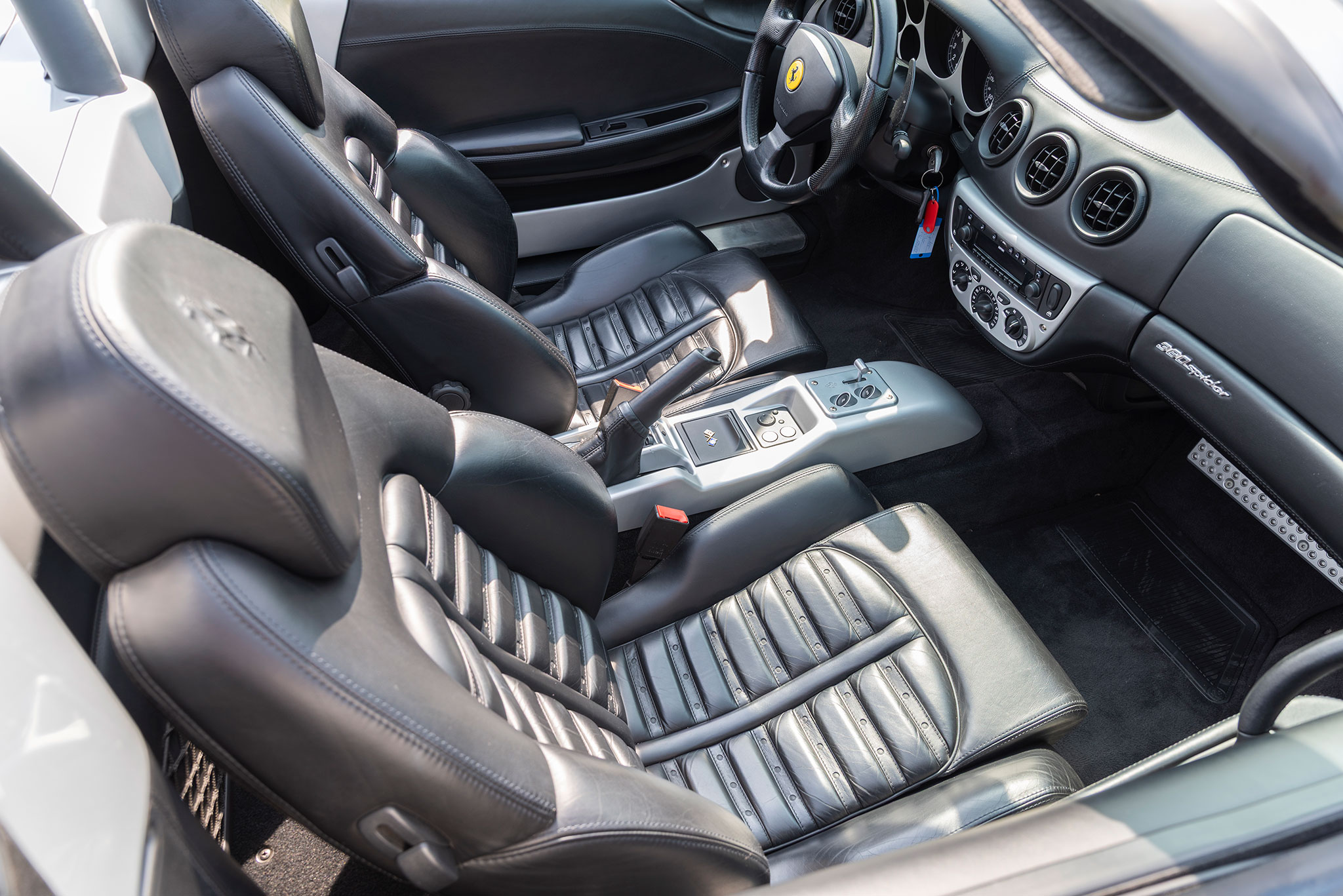 Les sièges sont confortables et les jambes ont un espace suffisant pour les allonger – Ferrari 360 Spider.