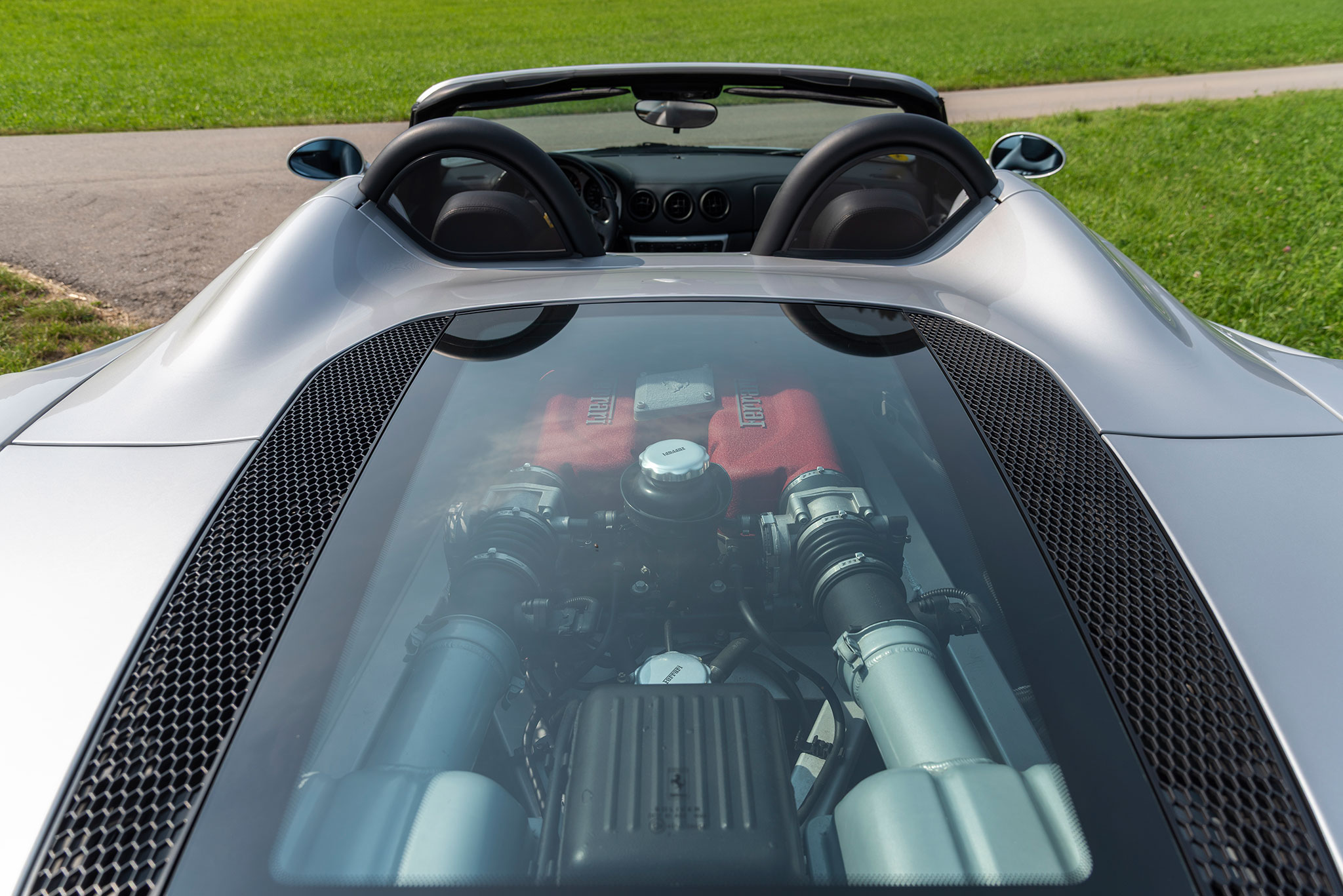 Le moteur V8 de 3586 cm³ développe 400 chevaux – Ferrari 360 Spider.