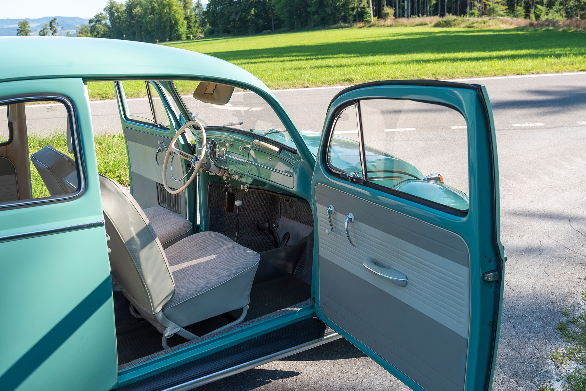 C’est à la fois rustique et confortable, une poignée pour se tenir au tableau de bord – Coccinelle 1200.