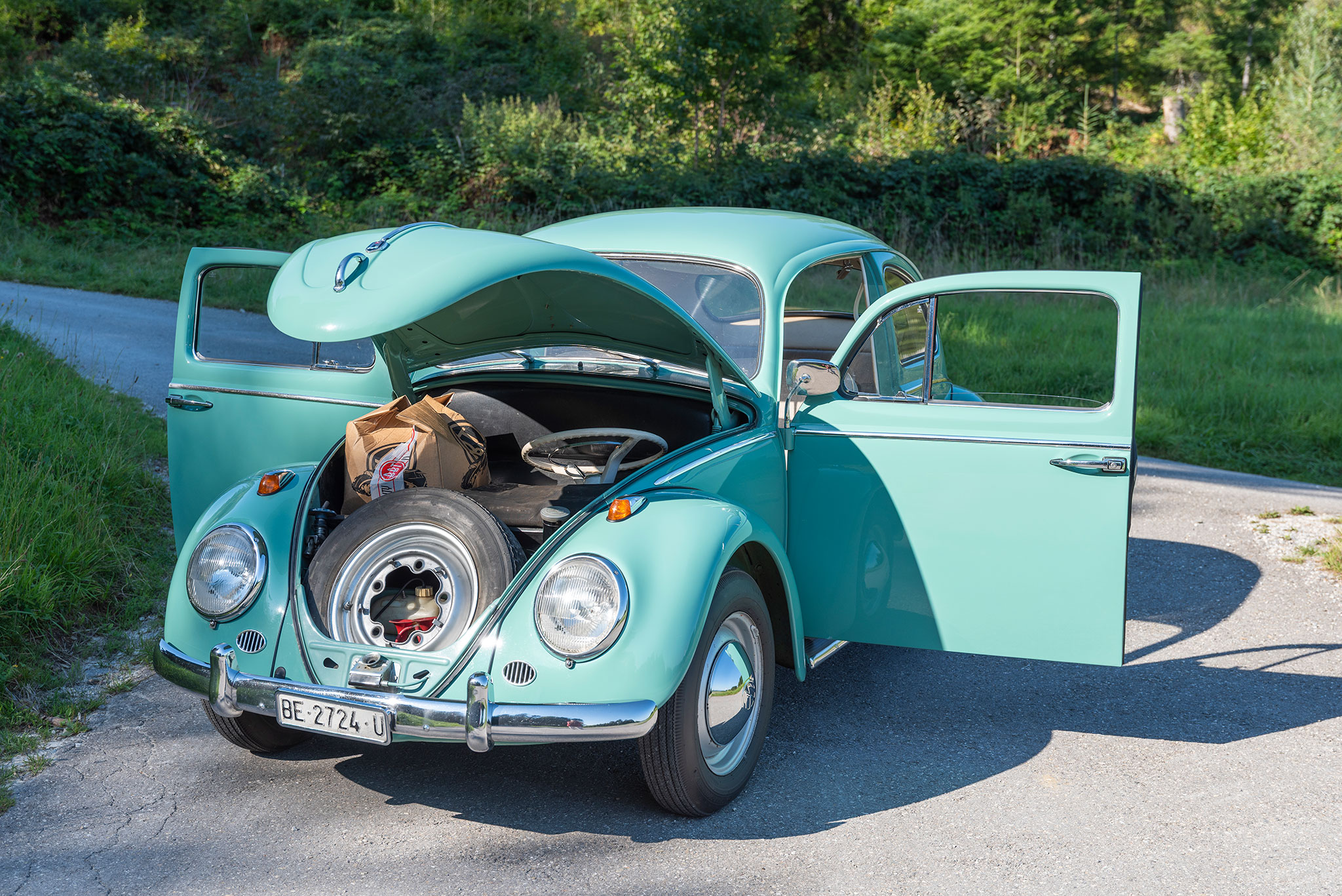 Comme Choupette, elle est capable d’ouvrir sa soute à bagages et ses portes, mais pas en roulant – Coccinelle 1200. Comme Choupette, elle est capable d’ouvrir sa soute à bagages et ses portes, mais pas en roulant – Coccinelle 1200.