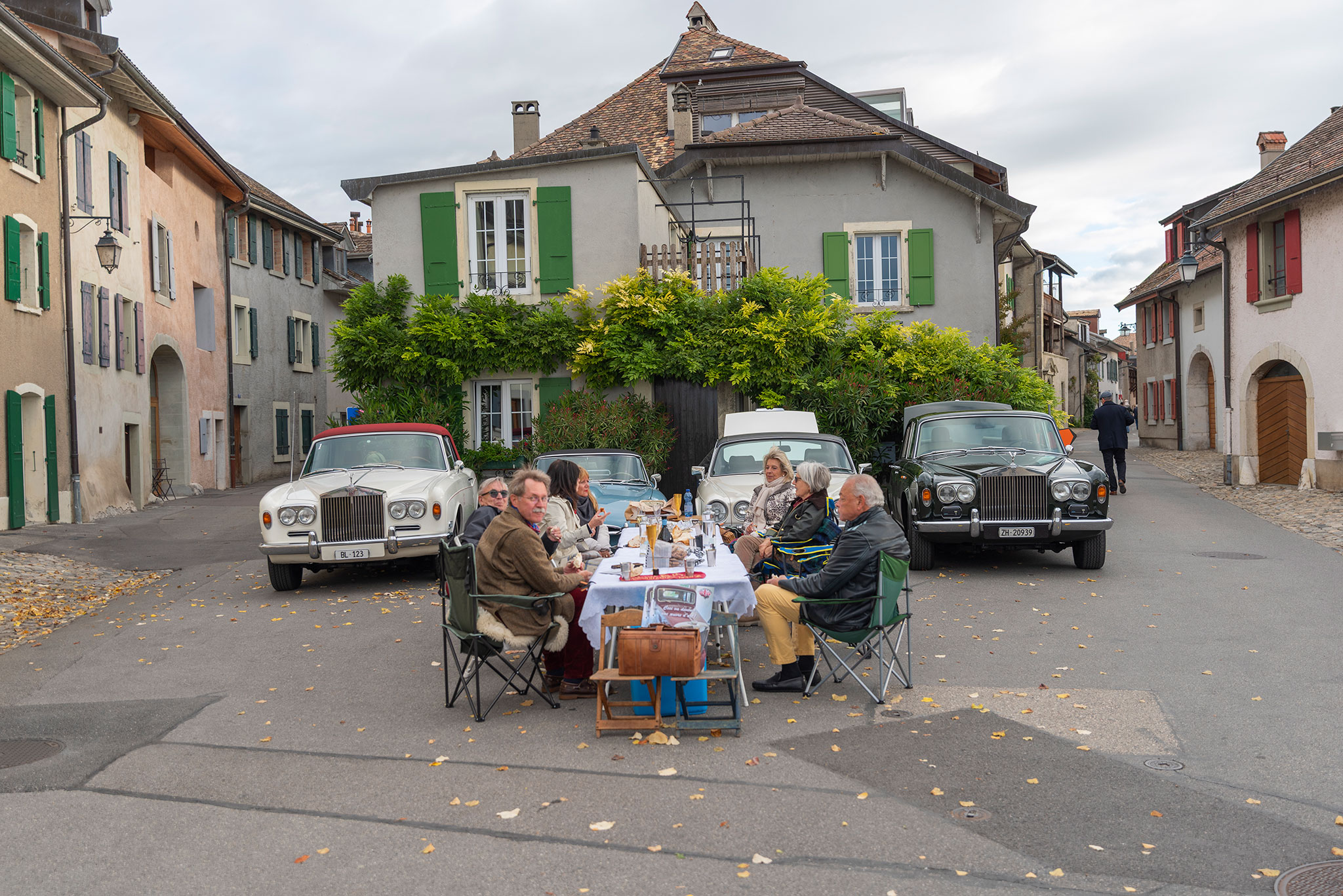 Les habitants de la commune de Saint-Prex enlèvent tous leurs véhicules afin que les Anglaises puissent se garer – British Car Meeting Saint-Prex 2025.