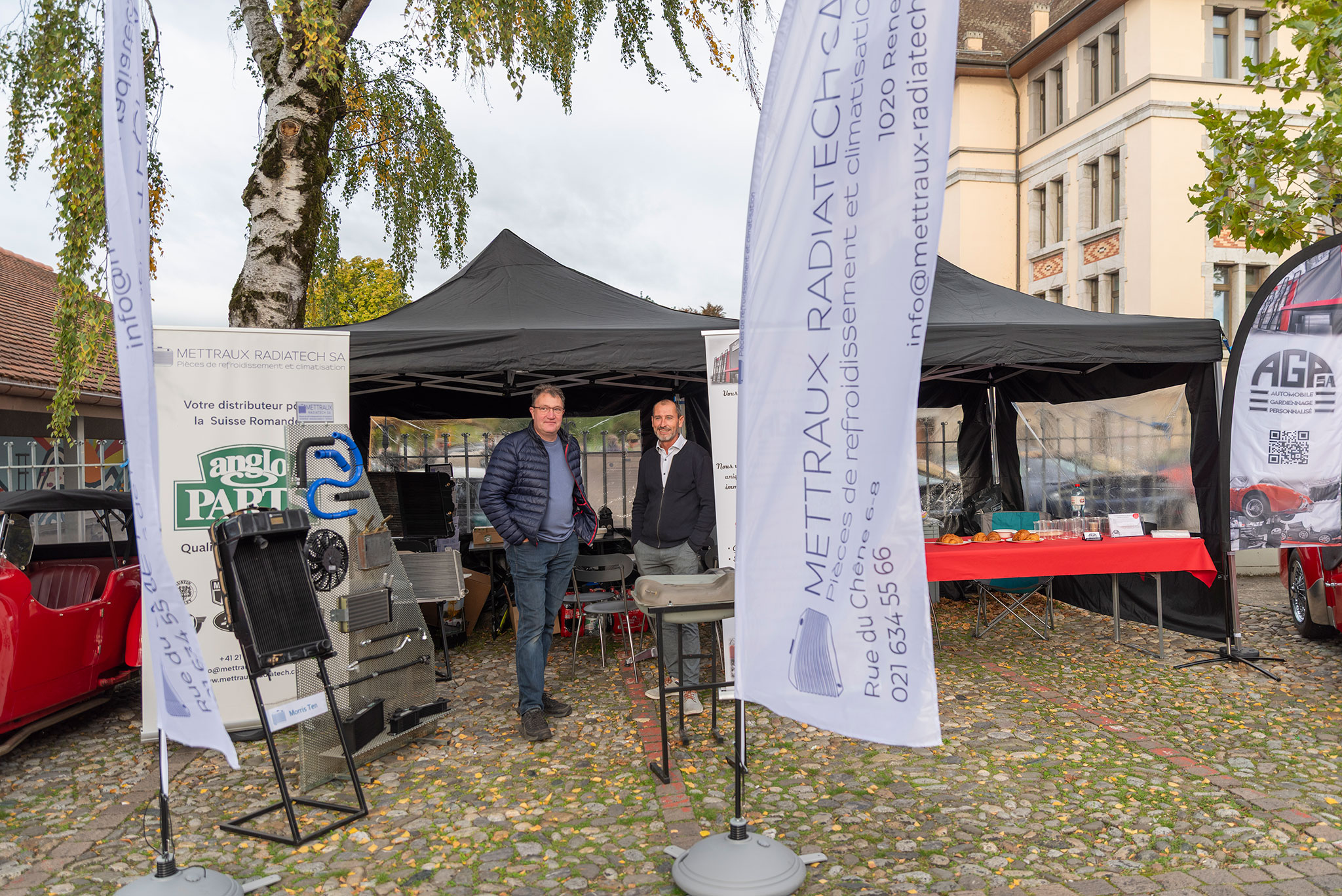 MM. Serge Jaggi, à gauche, de Mettraux Radiatech SA et Richard Meneghin, à droite, d’AGP diffusion SA – British Car Meeting Saint-Prex 2025.